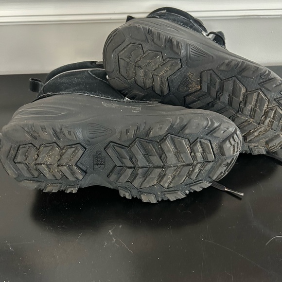 The North Face Black Insulated Winter Boots - big kids size 4 - Picture 13 of 13